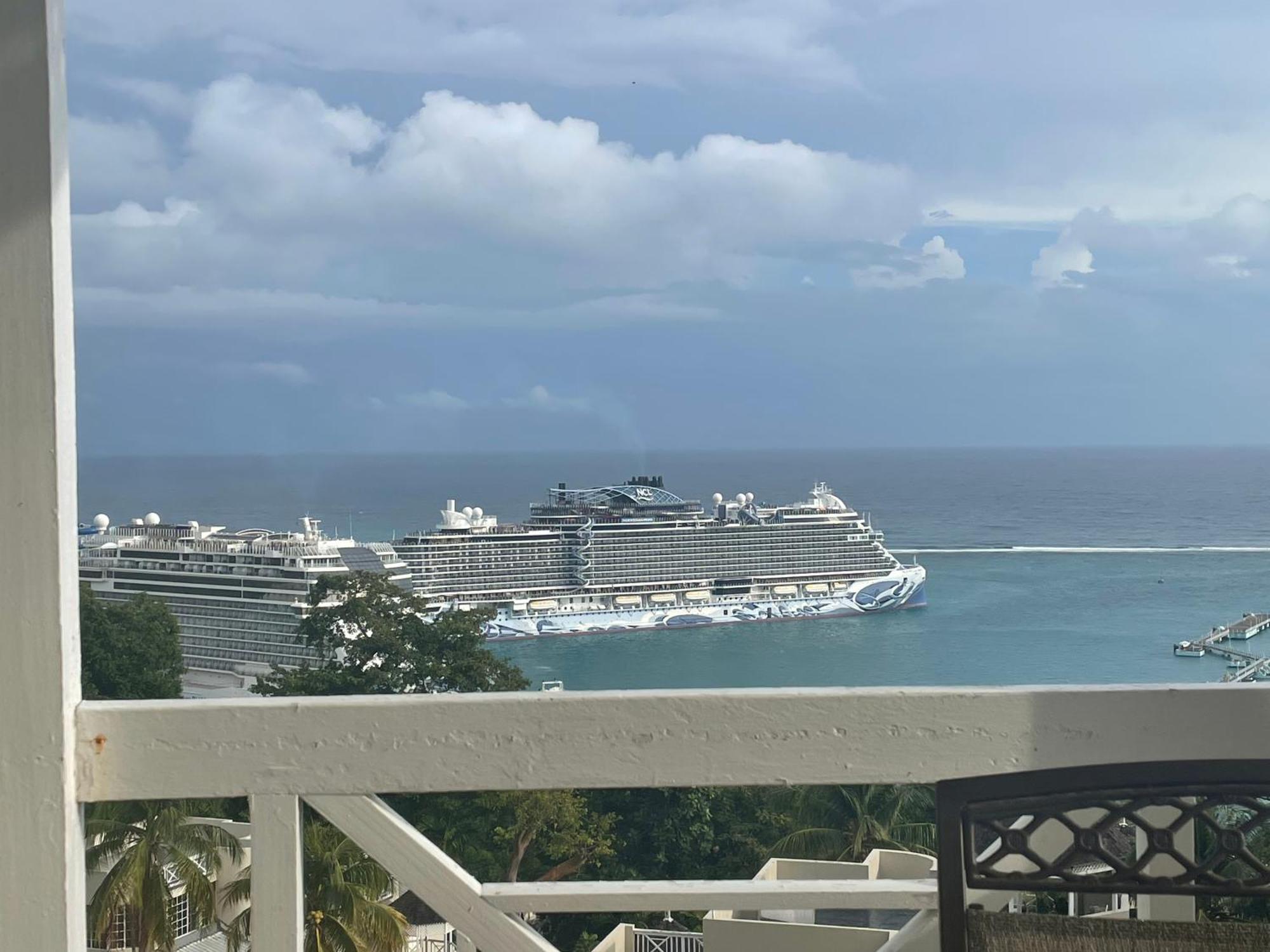 Oceanbreeze Jamaica Penthouse, 7-Minute Walk To Beach Ocho Rios Exterior foto