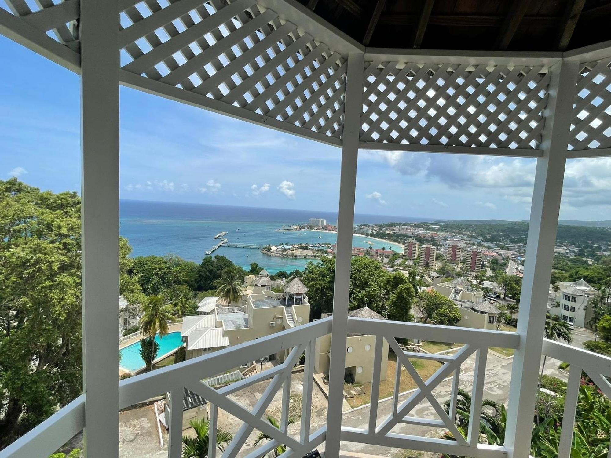 Oceanbreeze Jamaica Penthouse, 7-Minute Walk To Beach Ocho Rios Exterior foto