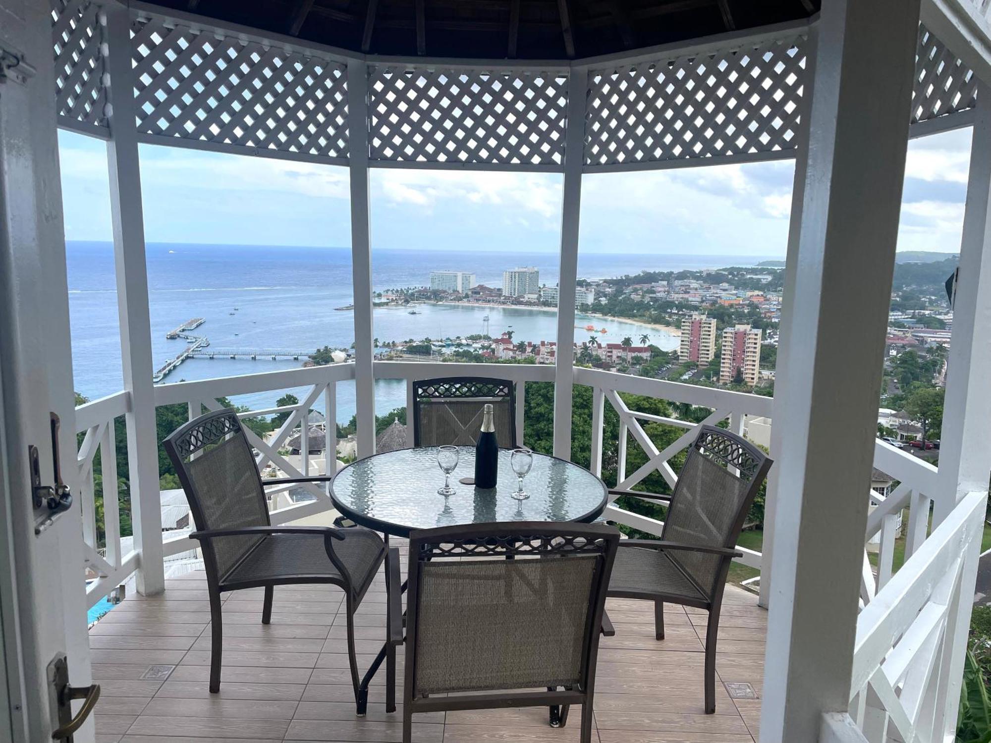 Oceanbreeze Jamaica Penthouse, 7-Minute Walk To Beach Ocho Rios Exterior foto