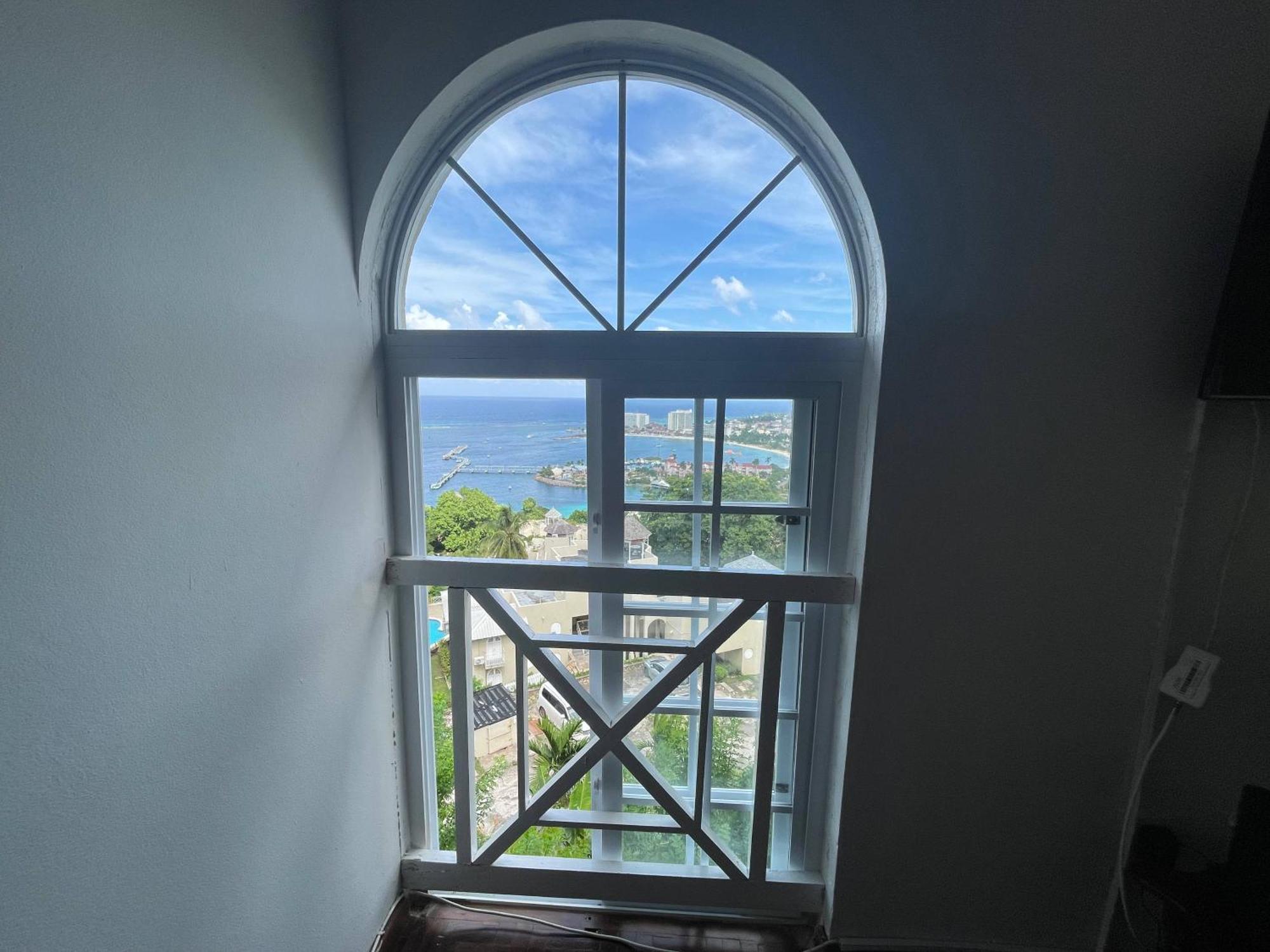 Oceanbreeze Jamaica Penthouse, 7-Minute Walk To Beach Ocho Rios Exterior foto