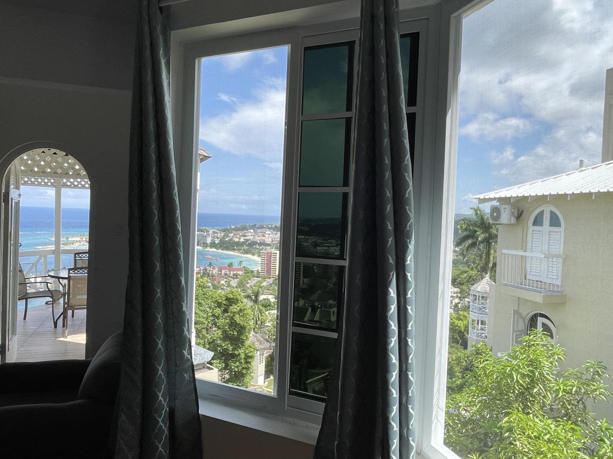 Oceanbreeze Jamaica Penthouse, 7-Minute Walk To Beach Ocho Rios Exterior foto