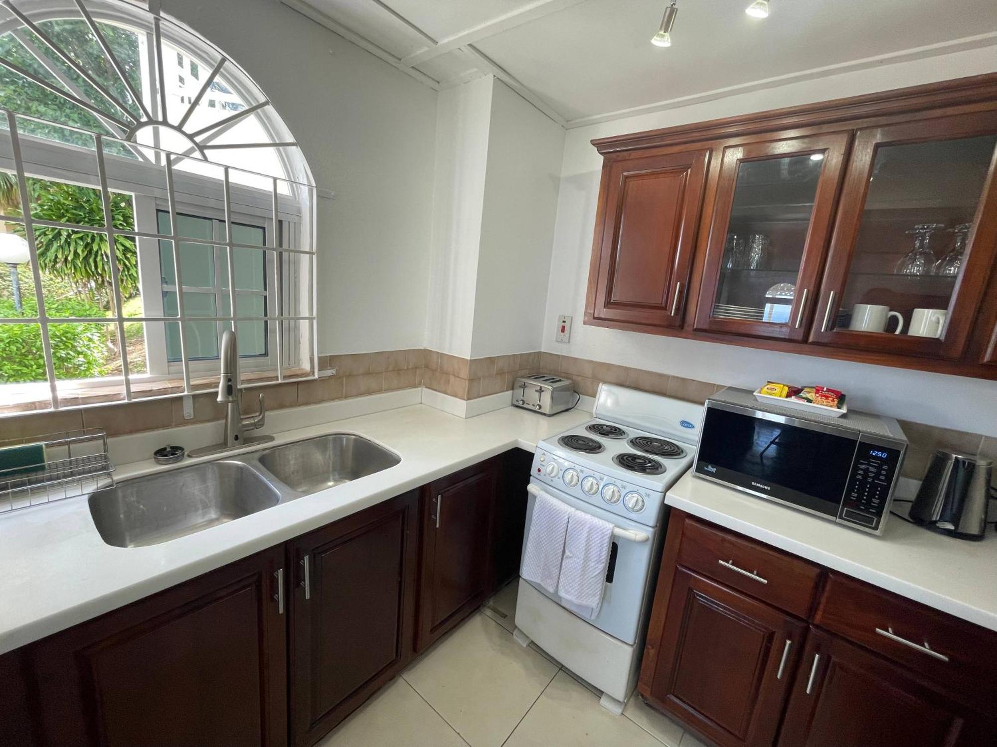 Oceanbreeze Jamaica Penthouse, 7-Minute Walk To Beach Ocho Rios Exterior foto
