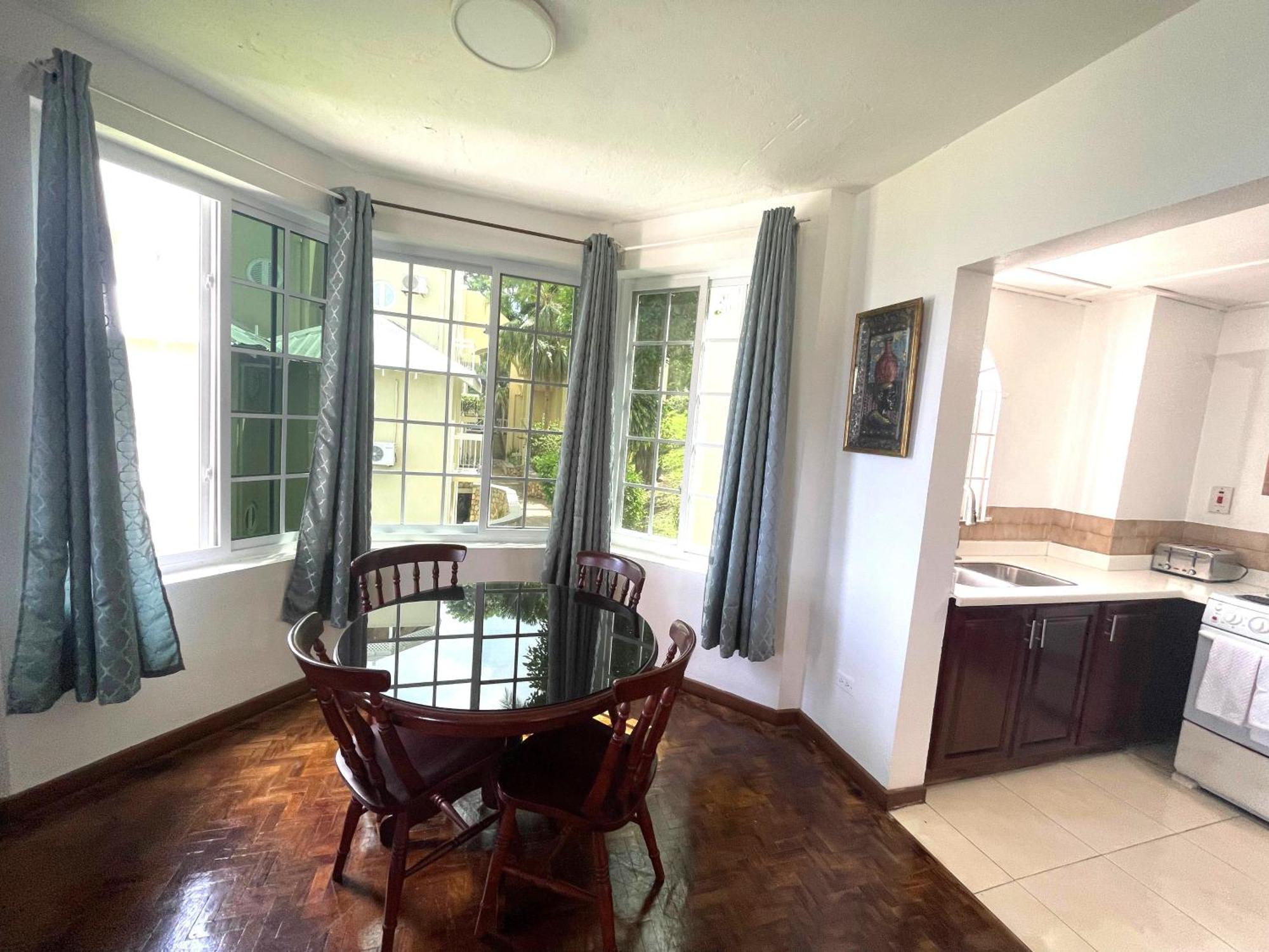Oceanbreeze Jamaica Penthouse, 7-Minute Walk To Beach Ocho Rios Exterior foto